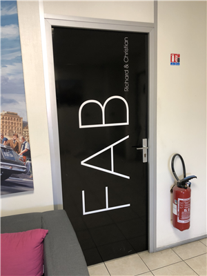 Sticker porte pour habillage